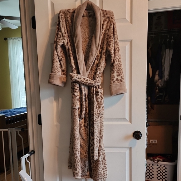 Natori Other - Natori Animal Print Plush Robe